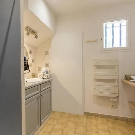 L'auguiere Ouest, Maisonnette Au Coeur Du Vignoble Proche De La Et Des Sentiers Cotiers * Hyeres